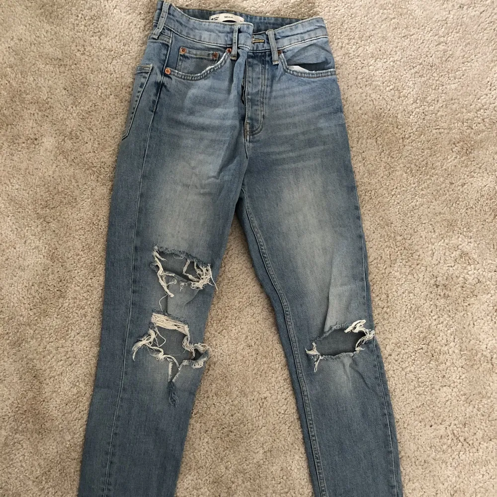 Supersnygga håliga jeans från Gina Tricot i storlek xs💞. Jeans & Byxor.