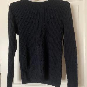 Kabelstickad tröja - Marinblå kabelstickadtröja storlek 42