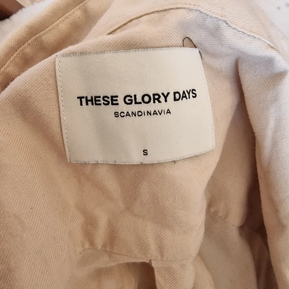 En sparsamt använd skjorta från These Glory days. Är för liten för mig, så därför säljer jag. Skulle säga storlek S/M. Skjortor.