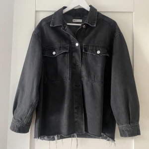 Jeans jacka  - Säljer min snygga svarta jeansjacka. Jackan är i nyskick🌸