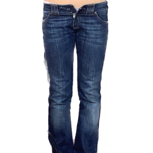 Armani jeans - Så fina lågmidjade Armani jeans! Ända defekten är att knappen är av men det gå ju att fixa!💕