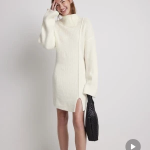 Stickad klänning  - Vit stickad klänning från Ida Carlssons kollektion med nakd. Storlek M. I nyskick💘