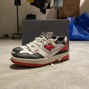 New balance 550s - Säljer mina new balance 550s Knappt använda och är i bra skick Köpte dem för 1700kr på stockx (box medföljer) för mer frågor är det bara o skriva till mig