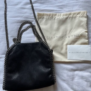 stella mccartney väska - ‼️INTRESSEKOLL‼️ funderar på att sälja min fina stella väska, skriv gärna pris förslag 💗 väskan är i bra skick men lite smutsig på insidan men inget märkvärdigt 