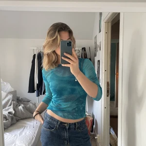 Mesh topp - Köpt secondhand men ser ut som ny. Trekvartslånga ärmar och mesh tyg vilket gör tröjan något genomskinlig. Det står M på lappen men skulle säga att den passar som en S.