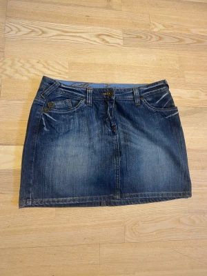 Jeanskjol  - Så fin jeanskjol i Strl 40. Skriv för bilder eller om du har frågor!🧵