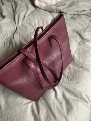 Shoppingväska - Rymlig, perfekt till skolan eller en dag på stan☀️inga defekter 