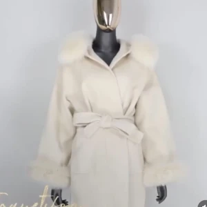 Vit pälskappa med päls på armarna  - Säljer nu min helt drömmiga kappa som endast använd ett fåtal gånger , pälsen är avtagbar vid armarna och även äkta päls. Köpt för ca 4000 säljer den för 2000 detta pris går givetvis att diskutera. Den är onesize 