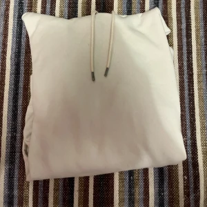 Vit Hoodie - Vit Hoodie från HM i bra skick, inga defekter.