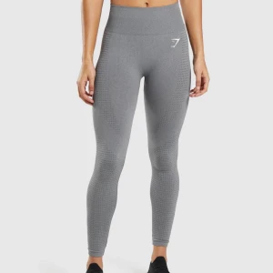 Gymshark tights  - Säljer mina gråa gymshark tights eftersom de är lite för tighta för min smak. Använda 2 ggr så i bra skick!! Nypris: 450kr