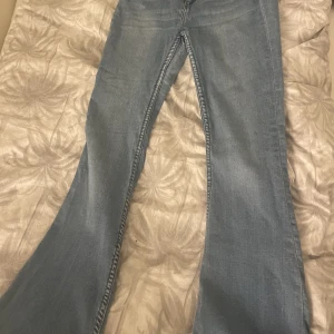 Jeans - Blåa utsvängda jeans använt 1 gång, väldigt bekväma