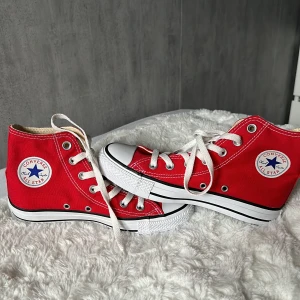 Röda converse  - Säljer dessa jättefina röda conversen i nyskick. Väldigt fin och stark röd färg perfekt till sommaren. Originalbox ingår ej❤️