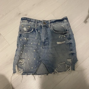 Jeans kjol - Jättefin kjol i Xs. Den är använd ett par gånger och den är i fint skick.  Köparen får stå för frakten💗💗