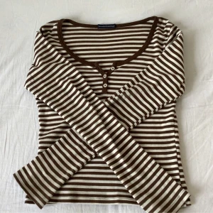 Randig tröja - Säljer denna jättefina tröjan från brandy då jag inte har samma stil längre. Den är i perfekt skick och är använd cirka 2 gånger💗