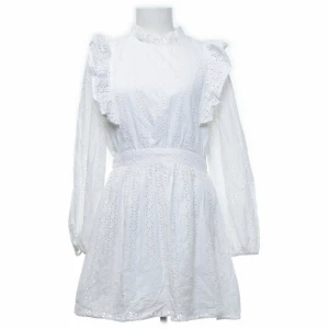 Na-kd student klänning - Jättefin somrig klänning perfekt till student💘 inte säker på att jag kommer sälja men hör av dig om du intresserad!