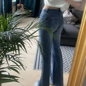 Jättesnygga vintage bootcut jeans med en unik tvätt. Passar någon som är under 170