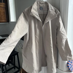 Beige kappa - Beige jacka/kappa med krage, perfekt till våren!