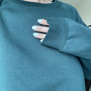 Sweatshirt  - Grön sweatshirt från Lager157.  Köpte står för frakt 