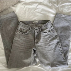 Gråa lågmidjade jeans  - Säljer mina gråa lågmidjade jeans i ett fint skick från Gina❤️ stl:32 (brukar i vanliga fall ha stl34) nypris:500