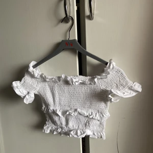Crop top/off shoulder  - Jätte söt vit topp som inte komemr till användning. Den rätta väldigt stretchig så uppskatta storleken. Kort modell men super bekväm.  Inte genomskinlig 