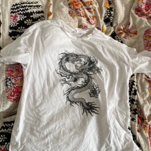Dragon tröja - 1 år gammal. Oversized. Originalpris: 70kr