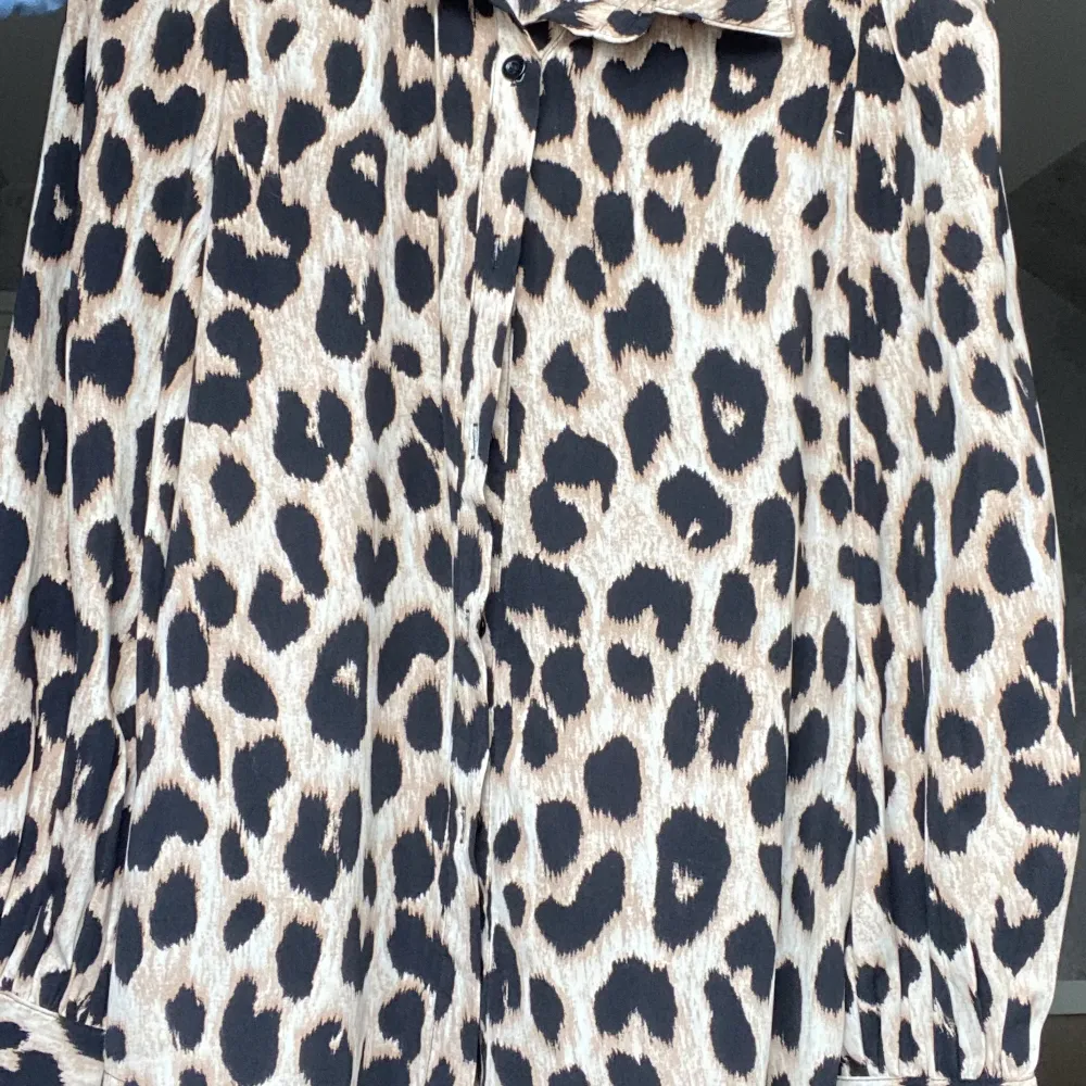 Hej!  Säljer alla tre för 400kr. Den ena ljusbeige är en skinnskjorta, fungerar även som en jacka. Leopardblusen är super fin och i bra material. Den beiga silkesblusen kommer passa till allt! . Blusar.