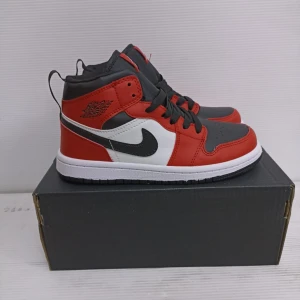 Jordan 1 Mid Black Red - Hej! Säljer Jordan 1 Mid black red som jag har många av de.  Alla storlekar finns, (36 uppåt till 47,5) Allt är i top och ny skick alltså oanvända. Skorna har inga konstigheter. Finns i Växjö, går fraktas eller hämtas