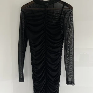 Klänning - Klänning i mesh tyg och med insydd underklänning. Stretchigt material. I storlek M. Använd endast en gång! 