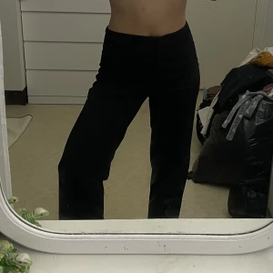 Svarta lågmidjade kostymbyxor - Svarta lågmidjade kostymbyxor, lite korta för mig som är 170cm. I bra skick