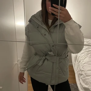 Fin väst  - Köpt för 500kr, lapp finns kvar då den aldrig är använd🫶🏻 färgen är mint grön, pris kan diskuteras vid snabb köp