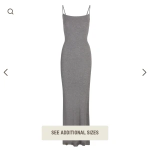 Skims klänning  - (❗️Frakt inräknat i priset❗️) Super snygg grå skims klänning som tyvärr ej kommit till användning. Strl L men passar mindre och även större då den är stretchig, jag är själv en M/S o den passade perfekt. Klänningen har inga defekter och är i nyskick🫶🏼