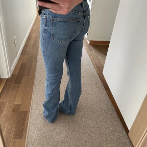 Zara jeans - Fina midwaist flare jeans från zara som aldrig är använda💓 storlek 34 men stretchiga och passar mig som brukar ha 36💓 köpta för 359 kr, aldrig använda💓 använd gärna ”köp nu”!