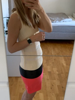 Kort klänning - Använd till bröllop och fest. Inköpt på NK. Några paljetter saknas och det visas på ena bilden.  Köparen står för frakten.