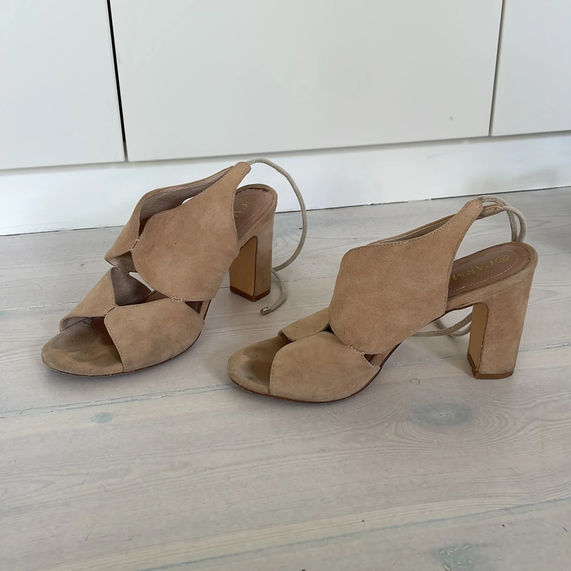 Supersnygga höga sandaler i mocka - 90