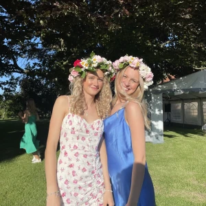 Satinklänning - Säljer den superfina blåa satinklänningen till höger i bild. Endast använd en gång! Korsad i ryggen. Storlek 36💙. Nypris ca 500kr OBS INTE SAMMA KLÄNNING SOM PÅ MODELL-BILDEN!