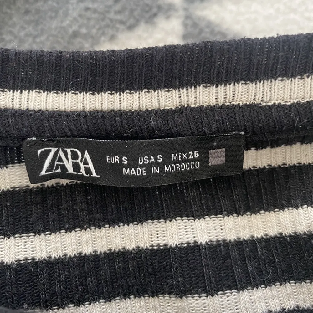 Säljer denna jättefina randiga tröja med volang från Zara. Bra skick. Kontakta för fler bilder. Nypris: runt 300 kr. 💓. Toppar.
