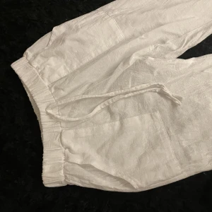 Linnebyxor - Skulle va så fina om dom inte va alldeles för korta för mig. Står att de är S men skulle vilja säga att de mer är en xs. Är 173 ish:)