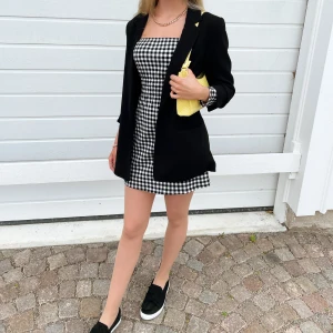 Svart kavaj - Superfin svart kavaj i toppenskick! Fraktkostnad tillkommer!:) 