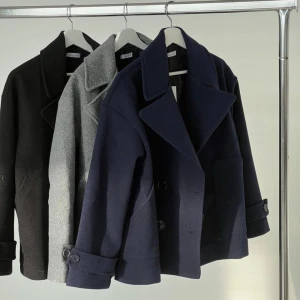 GINA COAT - NAVY ORGINAL  - jätte fin kappa ifrån design by si som är slutsåld! Säljer då jag köpte hem 2 i samma storlek! aldrig använd. Ligger kvar i plasten och lappen på! Orginal pris 757kr 