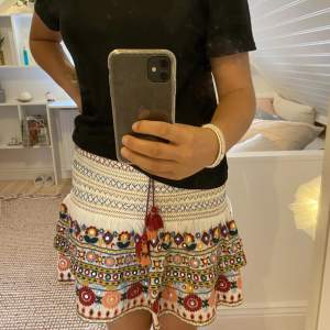 Jag säljer min oanvända zara kjol. Den är köpt förra sommaren men är använd 1 gång. Den är i storlek L men passar mig som brukar bära storlek M. Frakten går på 60kr💗