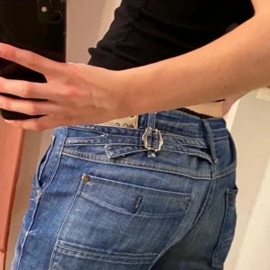 Baggy jeans  - Säljer vidare på de jeansen som jag köpte här på plick för att de passade inte riktigt som jag vill. De är i jätte bra skick från föra ägaren och bara testade från mig. Bilderna är lånade från föra ägaren. Skriv gärna för flera frågor ❤️