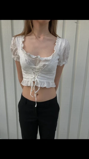 Vit topp - Söt topp, perfekt inför sommaren! Aldrig använd, endast provad och lappen finns kvar, storlek S från Ellie Bazaar