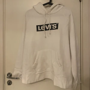 Levis Hoodie - Levis Hoodie med små fläckar, annars i bra skick! Stolek L