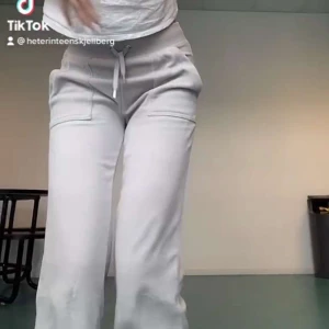 Juicy couture byxor - Säljer mina fina mjukisbyxor då de helt enkelt inte kommer till andvändning längre. ( det är mina bilder ifrån min TikTok ) Knapparna i bakfickorna är sönder på innersidan- syns inte. Hör av er vid bilder