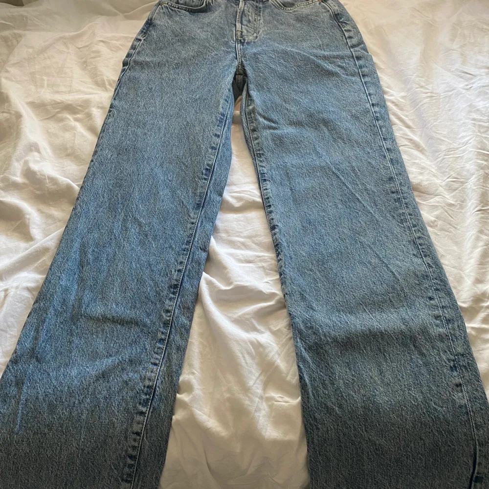 Snygga jeans från bikbok som tyvärr har blivit lite för små i midjan. Annars jättesnygg modell. Är 160 lång, se första bilden för jämförelse i längden. Ordinarie pris runt 600 kr. . Jeans & Byxor.