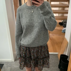 Volangkjol - Superfin blommig volangkjol. Den är i storlek XS men passar även mig som brukar ha S. Är i fint skick! Skriv vid frågor💗