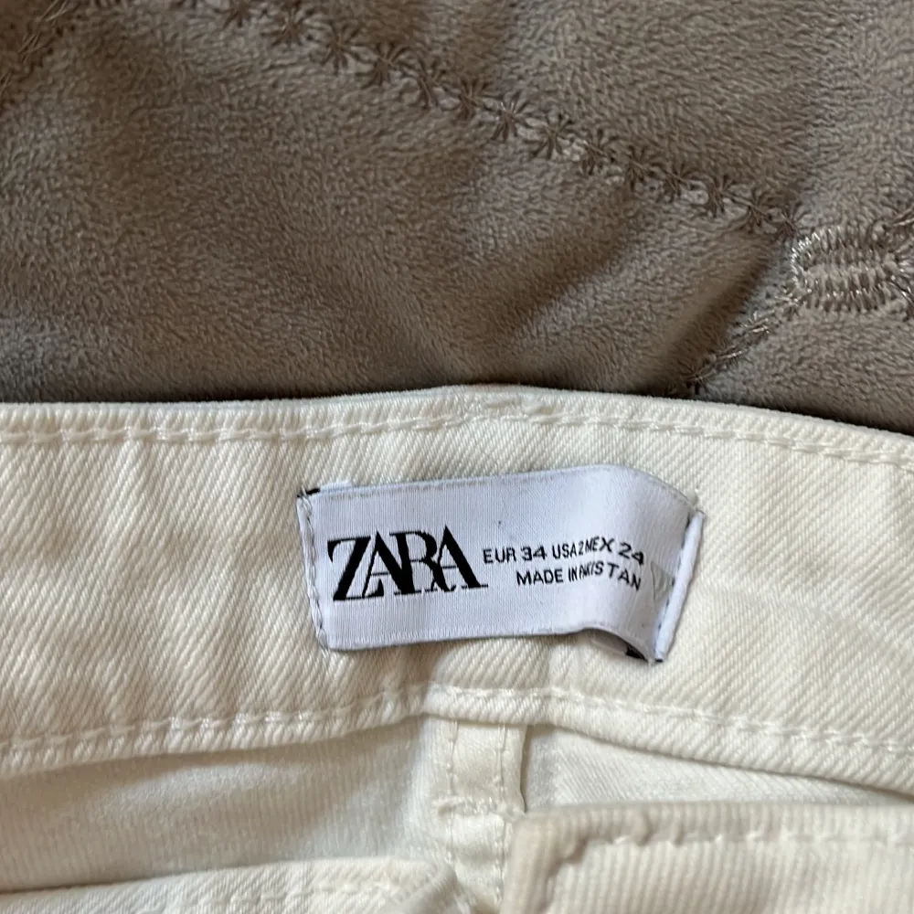 Säljer vita zara jeans som aldrig använts med slits längst ner. Jättebra skick. 💞 Köpare står för frakt. Jeans & Byxor.