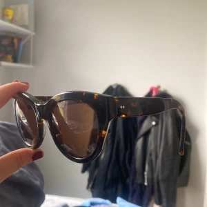 Solglasögon  - Säljer dessa snygga glasögon som jag jag köpte från artilleriet, jag tror jag köpte dom för ungefär 1300:) 