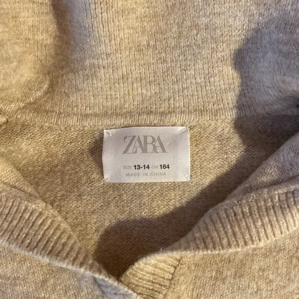 Jag säljer en beige Zara blus i storlek 13-14 (164). Den är aldrig andvänd❤️❤️. Stickat.