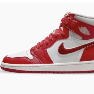 Röda/vita jordans - Dom passar inte mig längre och har varit använda kankse 10 gånger efter jag köpte dom för 1500